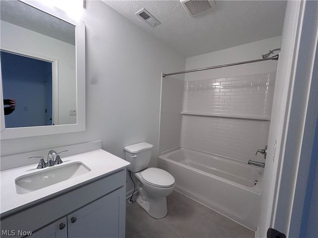 5076 Shepherds Glen, Willoughby, OH 44094