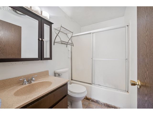 3257 PINE St, Longview, WA 98632