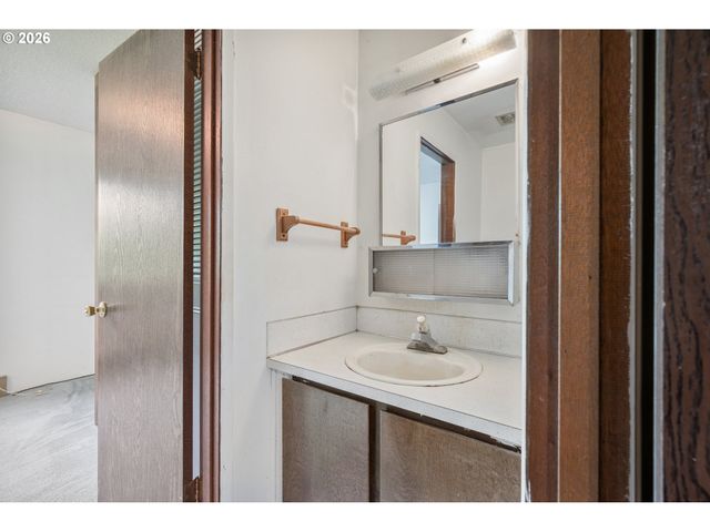 3257 PINE St, Longview, WA 98632