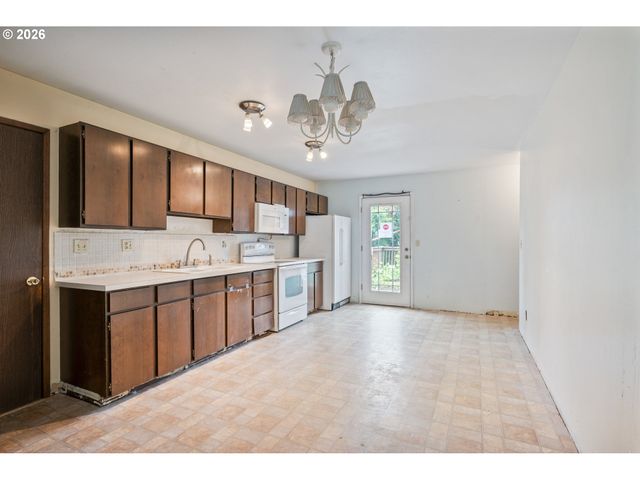 3257 PINE St, Longview, WA 98632