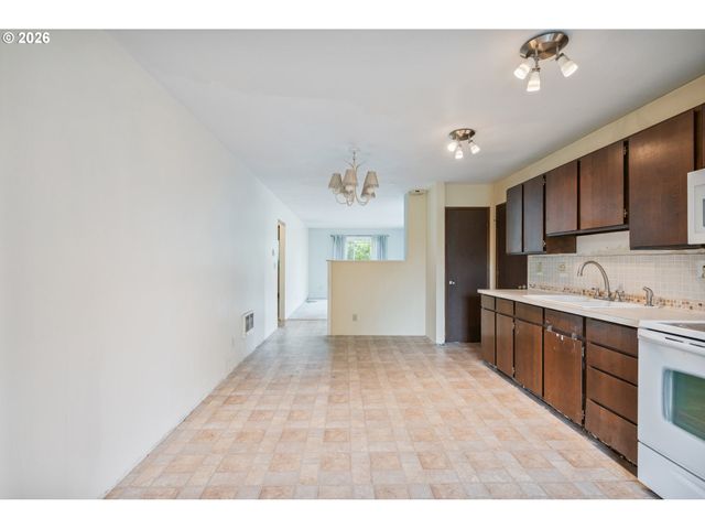 3257 PINE St, Longview, WA 98632
