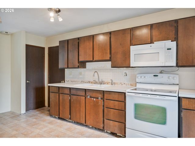 3257 PINE St, Longview, WA 98632