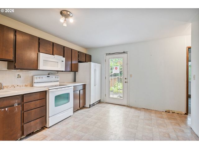 3257 PINE St, Longview, WA 98632