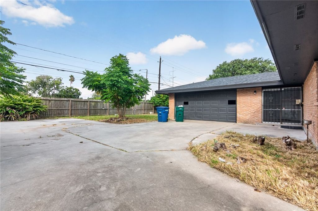 4153 Montego Dr, Corpus Christi, TX 78411 — photo 3
