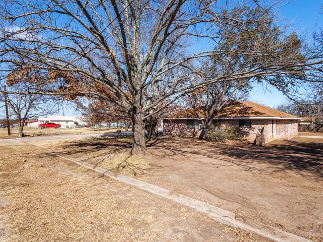 401 N Avenue E, Cross Plains, TX 76443