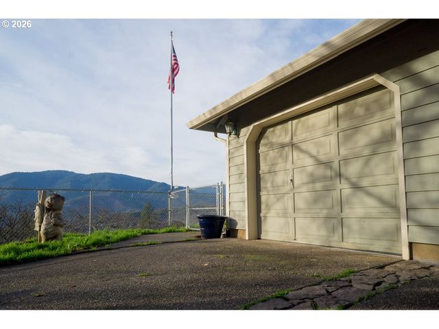 1040 WARDS CREEK Rd, Rogue River, OR 97537