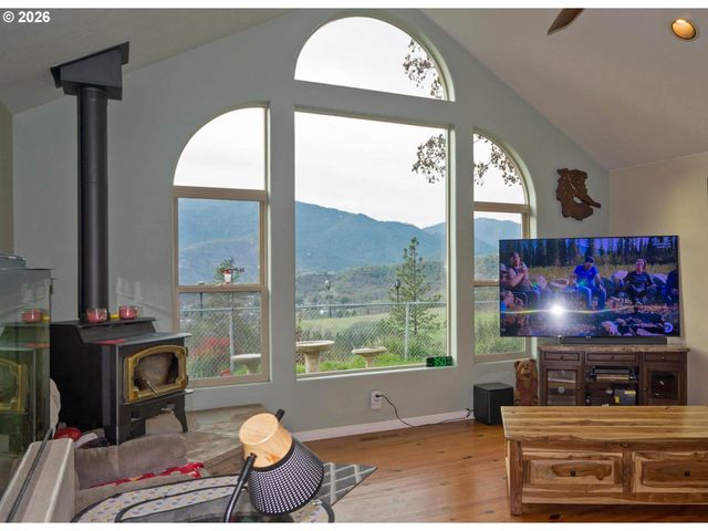 1040 WARDS CREEK Rd, Rogue River, OR 97537