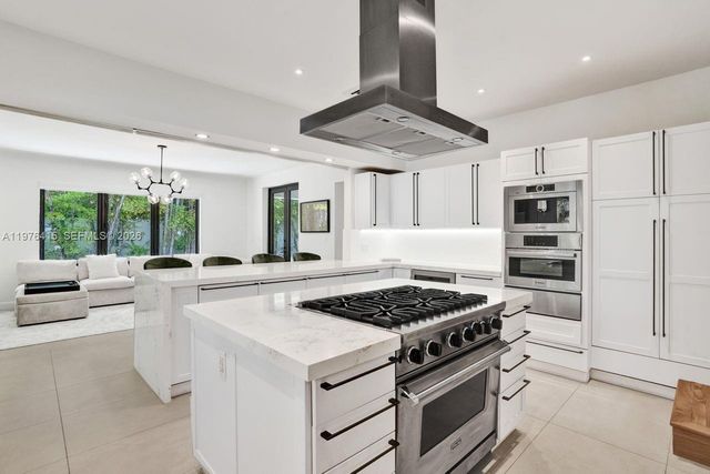 5735 N Bay Rd, Miami Beach, FL 33140