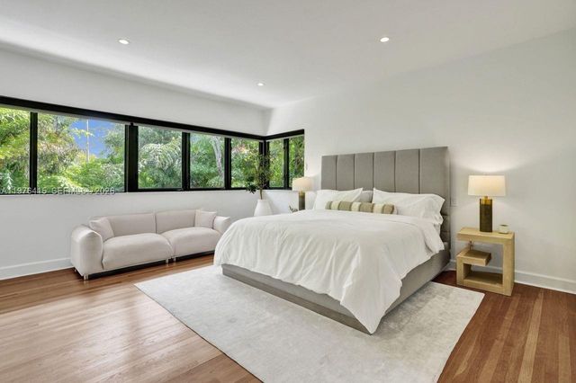 5735 N Bay Rd, Miami Beach, FL 33140