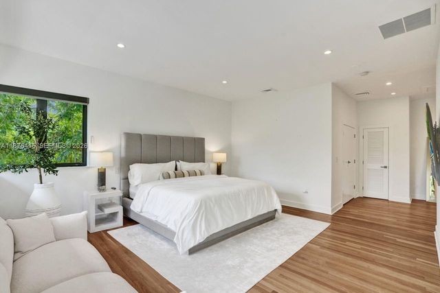 5735 N Bay Rd, Miami Beach, FL 33140