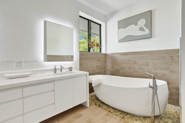 5735 N Bay Rd, Miami Beach, FL 33140