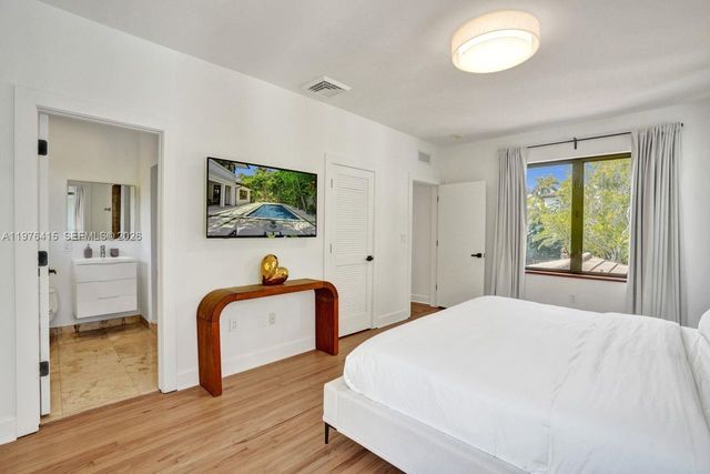 5735 N Bay Rd, Miami Beach, FL 33140