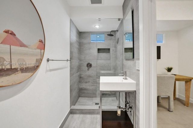 5735 N Bay Rd, Miami Beach, FL 33140