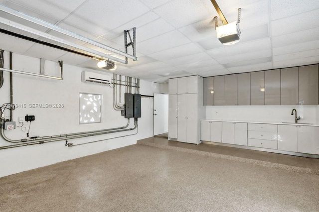 5735 N Bay Rd, Miami Beach, FL 33140