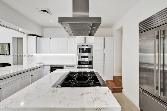 5735 N Bay Rd, Miami Beach, FL 33140