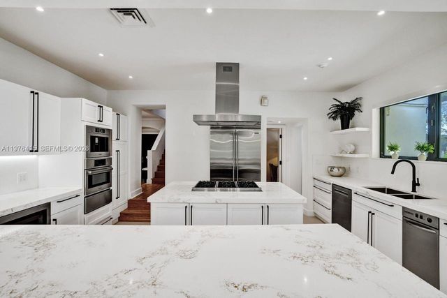 5735 N Bay Rd, Miami Beach, FL 33140