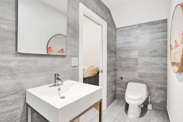 5735 N Bay Rd, Miami Beach, FL 33140