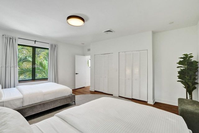 5735 N Bay Rd, Miami Beach, FL 33140