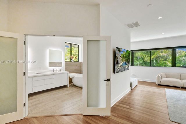 5735 N Bay Rd, Miami Beach, FL 33140