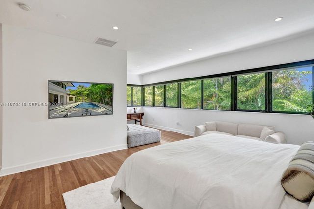 5735 N Bay Rd, Miami Beach, FL 33140