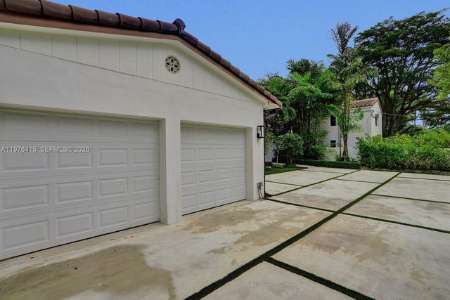 5735 N Bay Rd, Miami Beach, FL 33140