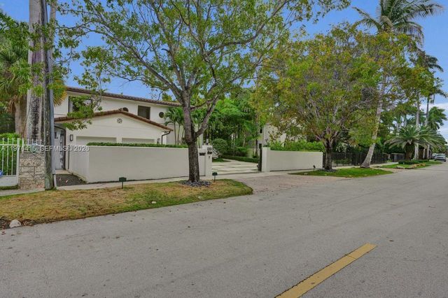 5735 N Bay Rd, Miami Beach, FL 33140