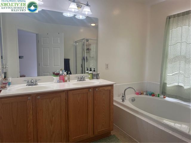 1051 Sparrow Way, Upper Macungie Twp, PA 18031
