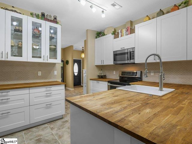 543 Thorn Cove Lane, Chesnee, SC 29323