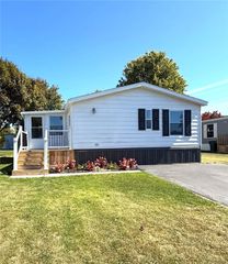 41 Roadside Dr, Hamlin, NY 14464