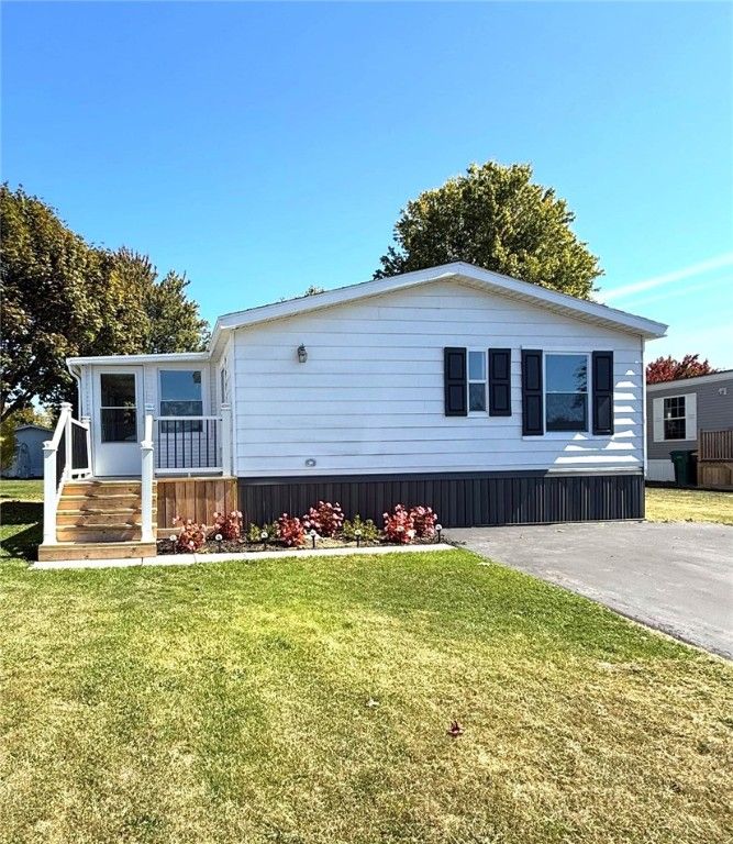 41 Roadside Dr, Hamlin, NY 14464