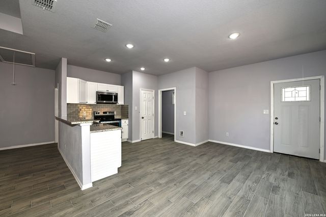 870 W Southcross Blvd, San Antonio, TX 78211