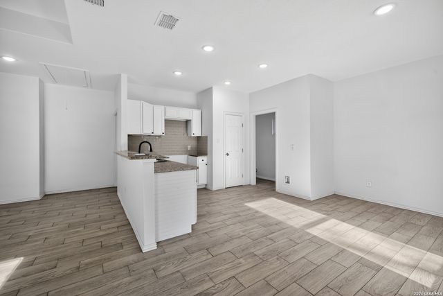 870 W Southcross Blvd, San Antonio, TX 78211