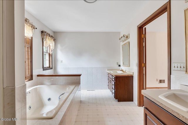 1058 Valerie Drive, Niskayuna, NY 12309
