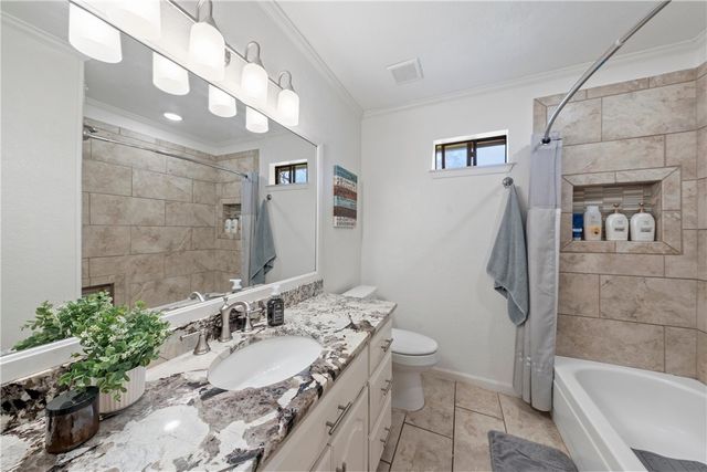 216 Hillside Drive, Hewitt, TX 76643