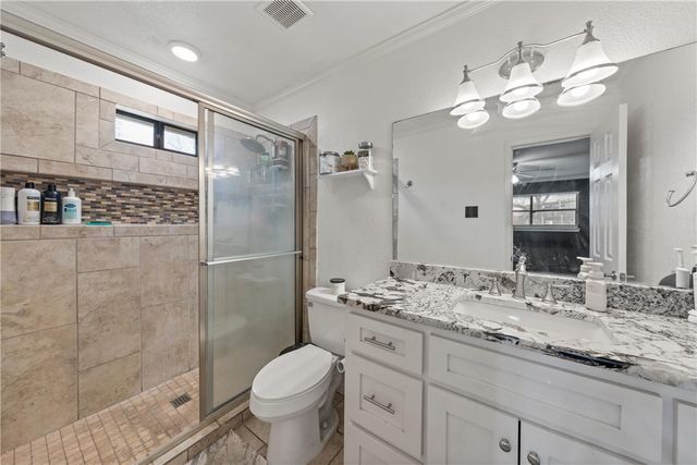 216 Hillside Drive, Hewitt, TX 76643