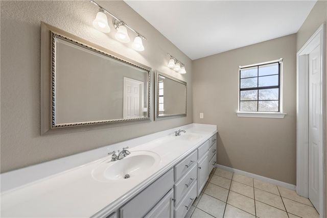 216 Hillside Drive, Hewitt, TX 76643