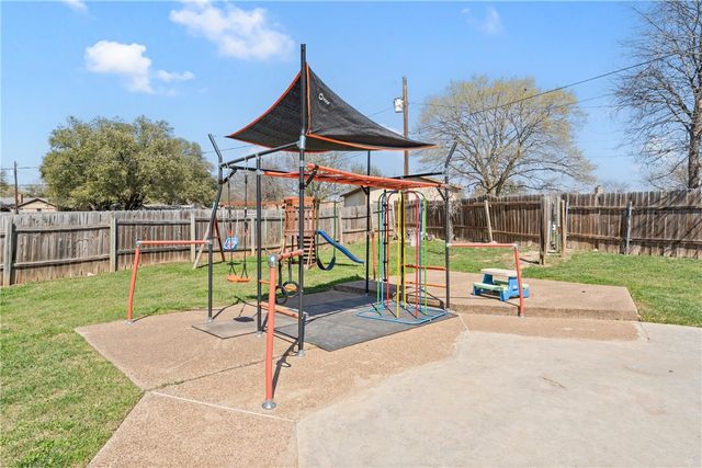 216 Hillside Drive, Hewitt, TX 76643