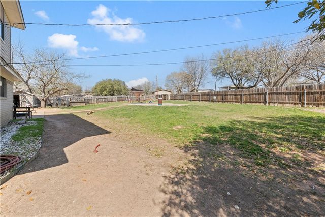 216 Hillside Drive, Hewitt, TX 76643