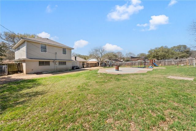 216 Hillside Drive, Hewitt, TX 76643