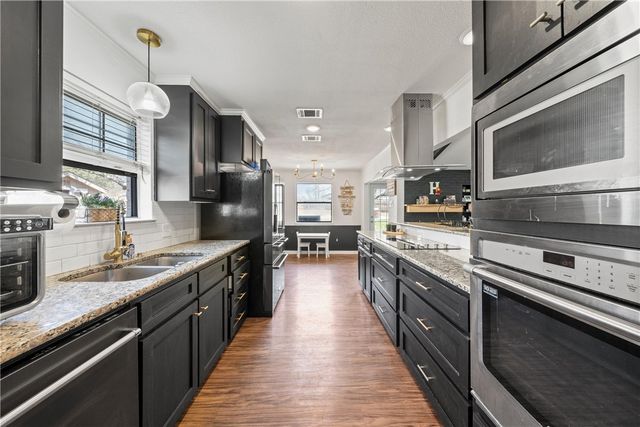 216 Hillside Drive, Hewitt, TX 76643
