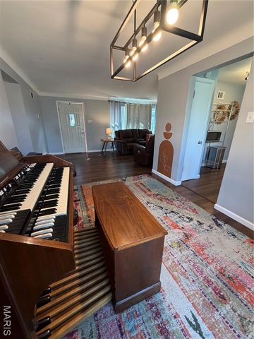 7 Bromley Drive, Ferguson, MO 63135