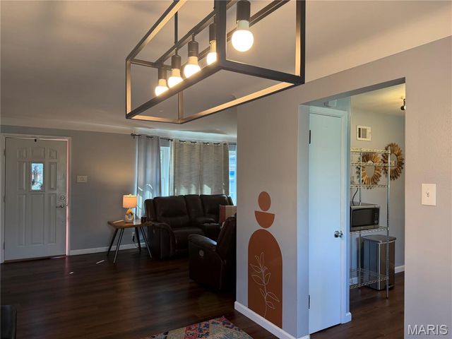 7 Bromley Drive, Ferguson, MO 63135