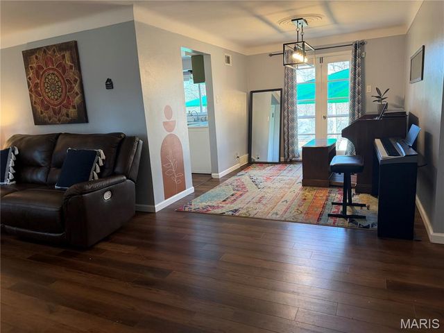 7 Bromley Drive, Ferguson, MO 63135