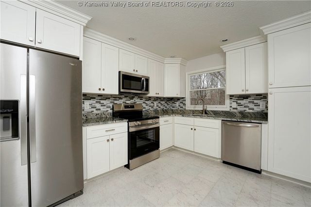 28 Kensington Place, Hurricane, WV 25526