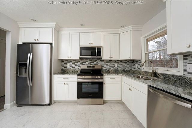 28 Kensington Place, Hurricane, WV 25526