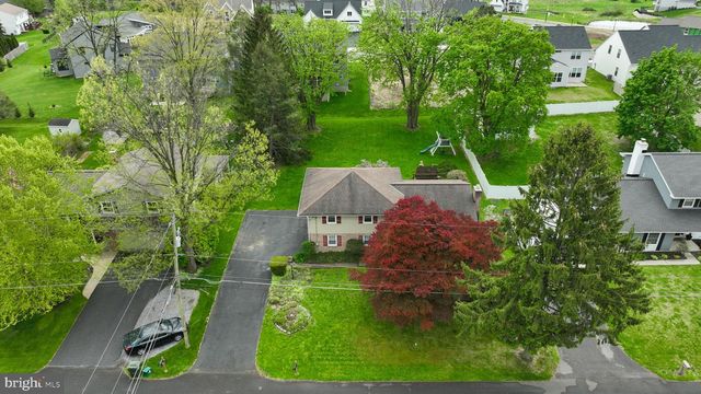 33 WOODLAND AVE, Lititz, PA 17543
