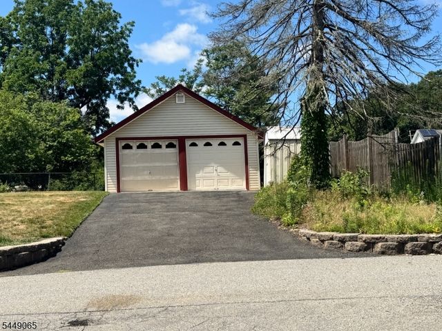 6 Crestwood Ct, Lincoln Park Boro, NJ 07035
