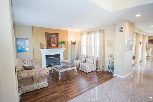 4797 N Pinebury, Clovis, CA 93619