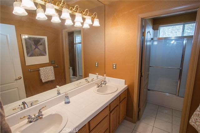 4797 N Pinebury, Clovis, CA 93619