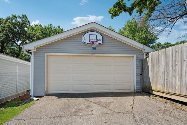 3 E Bell Avenue, Des Moines, IA 50315